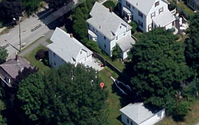 Suspeito de ataque foi cercado no quintal de uma casa na Rua Franklin, em Watertown, e se escondeu dentro de um barco