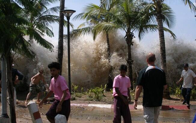 Onda gigante atinge a costa da Tailândia, um dos 13 países atingidos pelo tsunami (arquivo). Foto: Wikimedia Commons