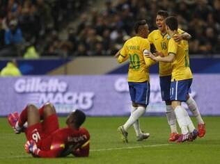 Firmino e Neymar comemoram com Oscar