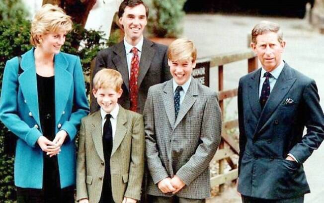 O príncipe Charles, a princesa Diana e o pequeno William no primeiro dia de aula na Eton College