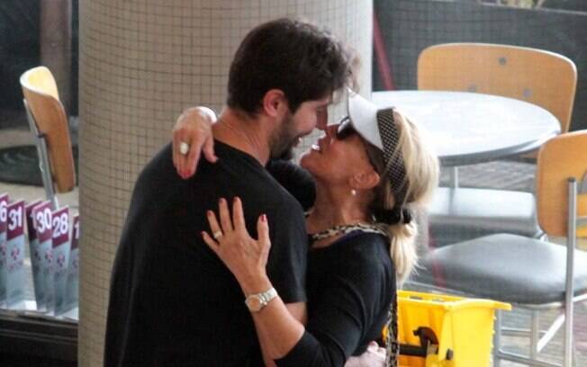 Em abril, Susana Vieira e Sandro Pedroso se cumprimentam com selinho em aeroporto