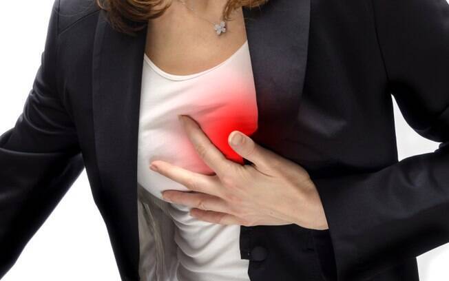 Palpitações: esse sintoma às vezes acompanha um infarto, por conta das arritmias provocadas por ele. Foto: Getty Images