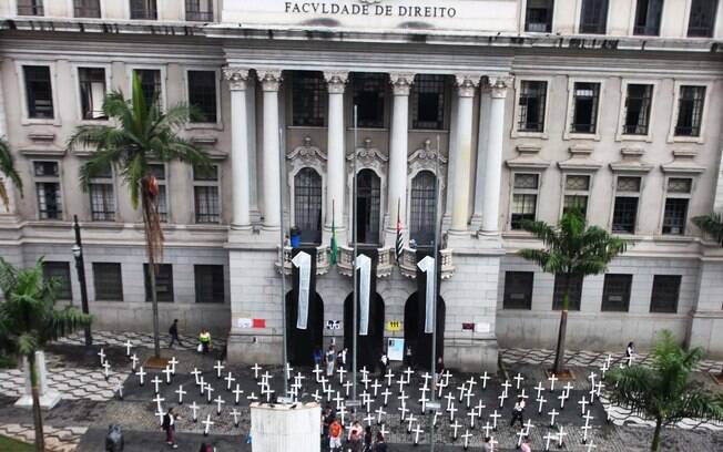 Em outubro do ano passado, cento e onze cruzes foram colocam em frente ao Largo São Francisco por alunos da Faculdade de Direito, em lembrança aos mortos do massacre ocorrido há 20 anos, onde morreram 111 presos