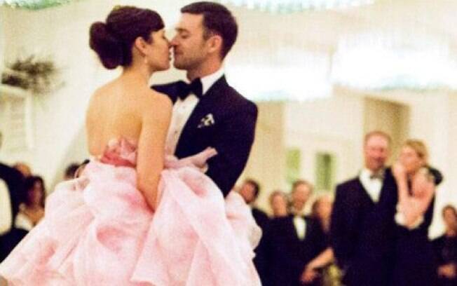 Jessica Biel escolheu o estilo romântico despojado