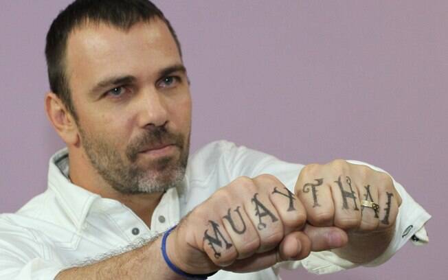 Marcelo Faria mostra as tatuagens de seu personagem