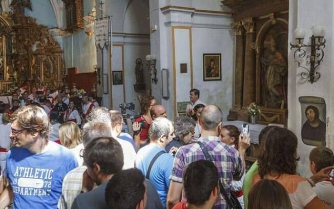 Turistas do mundo todo lotaram igreja na Espanha para ver restauração do quadro