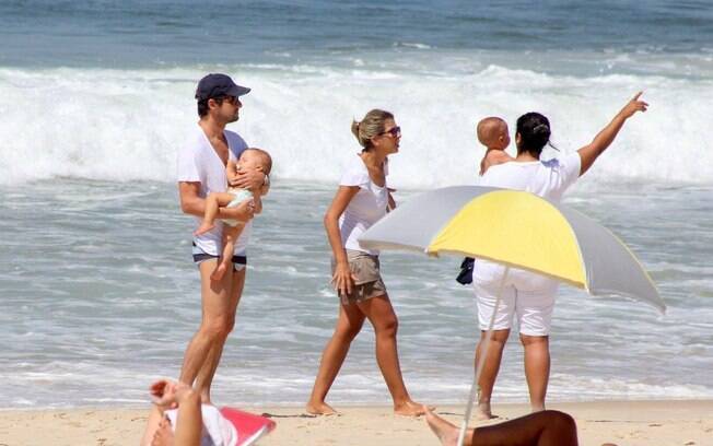 O ator foi à praia com a mulher, Roberta Fernandes, e com os filhos Felipe e Guilherme, de 10 meses