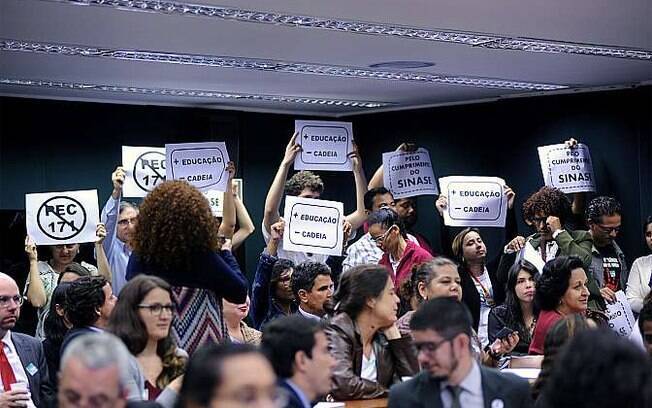 Plenário ficou cheio de parlamentares, assessores, jornalistas e manifestantes contrários à redução