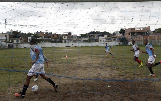 Campo de futebol na favela de Varginha, em Manguinhos, no Rio de Janeiro, que será visitado pelo papa durante a Jornada Mundial da Juventude.