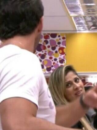 Vanessa não deixou quieto e pediu para o Marcelo parar de gritar com ela