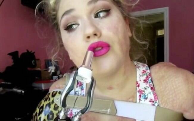 Make-up artist que teve as mãos amputadas faz sucesso na internet Make-up artist que teve as mãos amputadas faz sucesso na internet