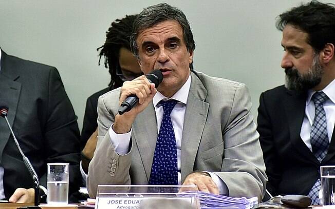 Advogado-geral da União, Cardozo é o responsável pela defesa da presidente Dilma em comissão
