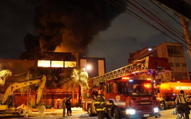 Incêndio ocorreu na Avenida Adolfo Pinheiro, número 500, e chegou a mobilizar 14 equipes de bombeiros
