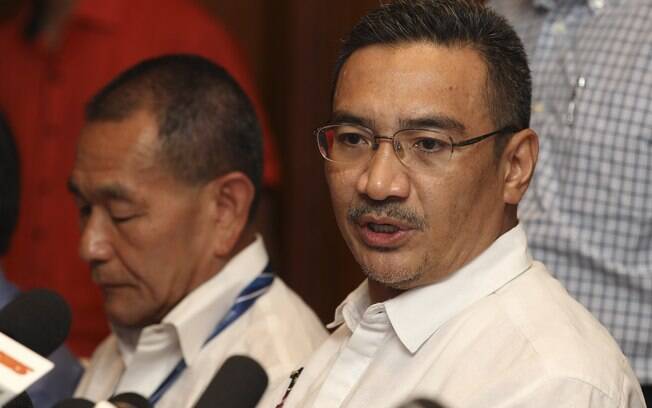 O ministro dos Transportes da Malásia, Hishammuddin Hussein, à direita, fala durante coletiva (8/3)