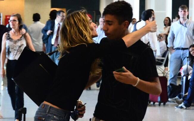Deborah Secco faz selfie com fã e atende pedidos de fotos com outros tietes em aeroporto do Rio de Janeiro