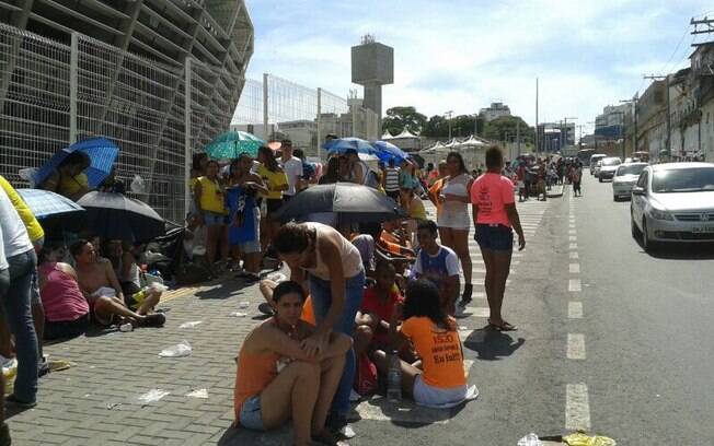 Fãs de Ivete Sangalo começaram a se aglomerar em frente ao estádio desde sexta-feira (13)
