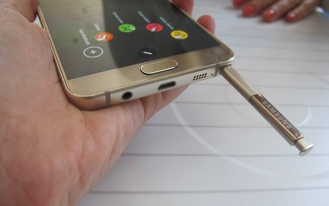 S Pen stylus that allows user to write in screen, has no right way to enter the unit:. the two sides are equal 
