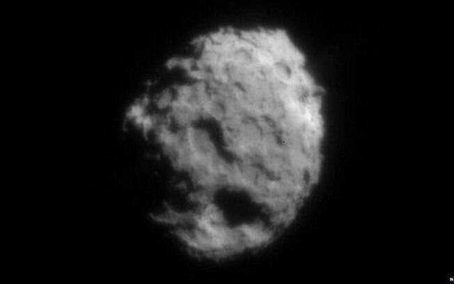 A missão Stardust passou perto do cometa 81P/Wild em 2004, coletando amostras da nuvem de gás e poeira que o cometa produz quando se aproxima do Sol. Foto: Nasa/SPL