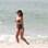 Giovanna Antonelli adota a tendência das hot pants para ir à praia com as filhas na manhã desta terça-feira (18/9). Foto: AgNews