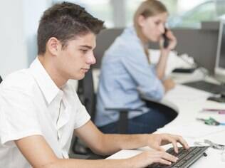Especialistas afirmam que trabalhar traz mais benefícios do que prejuízos para o adolescente