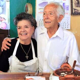 Daniel Ponce Hernandez, de 85 anos, e Reina Vasquez de Ponce, 80, estão casados há 57 anos e comandam há 37 o tradicional restaurante Hosteria Del Parque, em Atlixco