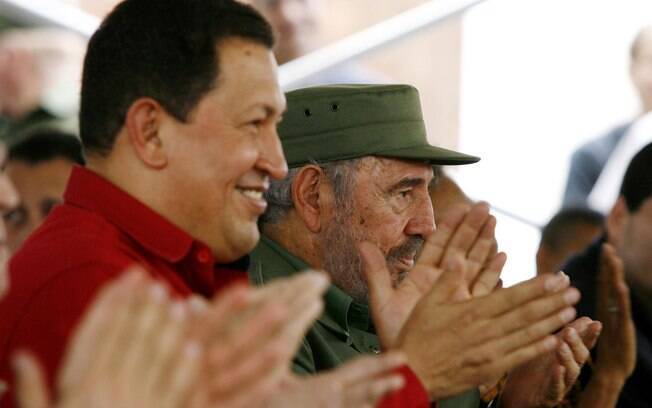 Fidel participa de evento ao lado do presidente da Venezuela, Hugo Chávez, em fevereiro de 2006