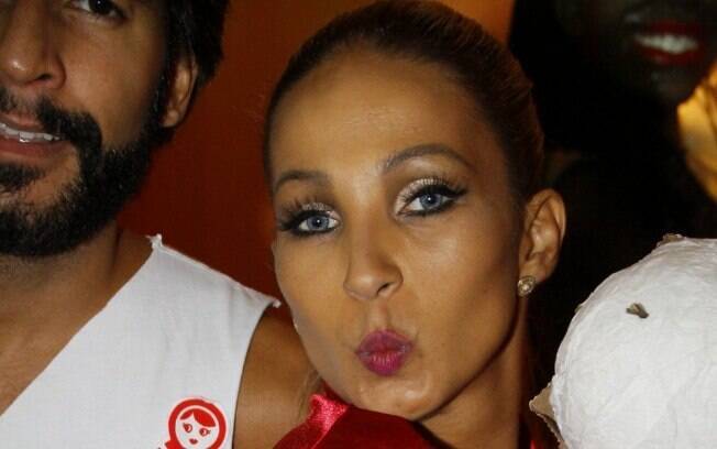 A MC Valeska Popozuda posa para foto dando