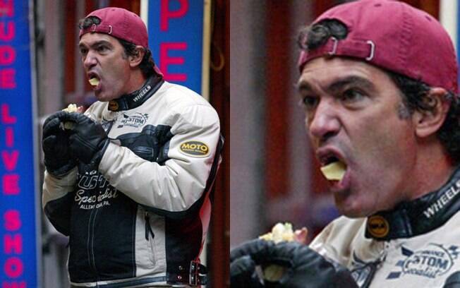 Antonio Banderas foi clicado enchendo a boca com um sanduíche no meio da rua