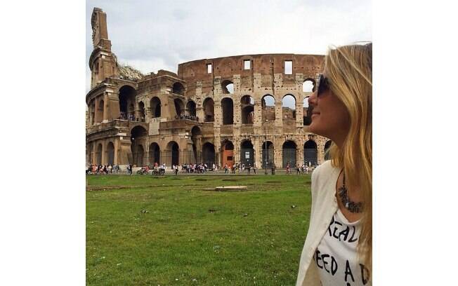 Ticiane posa em frente ao Coliseu de Roma 