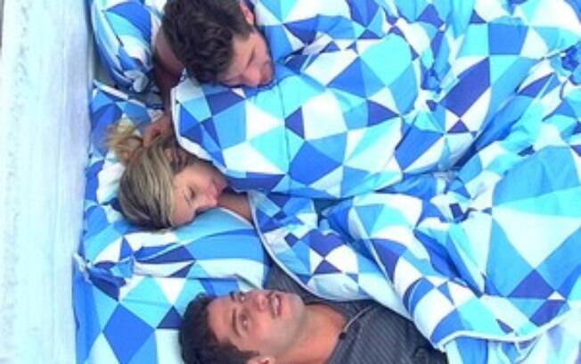 Marcelo ficou deprimido e deitou com Roni e Tatiele