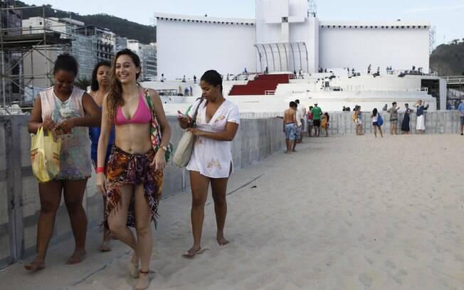 Jovens aproveitam o domingo de sol na praia de Copacabana no domingo (21), em frente ao palco onde o papa Francisco celebrará a missa de encerramento da JMJ