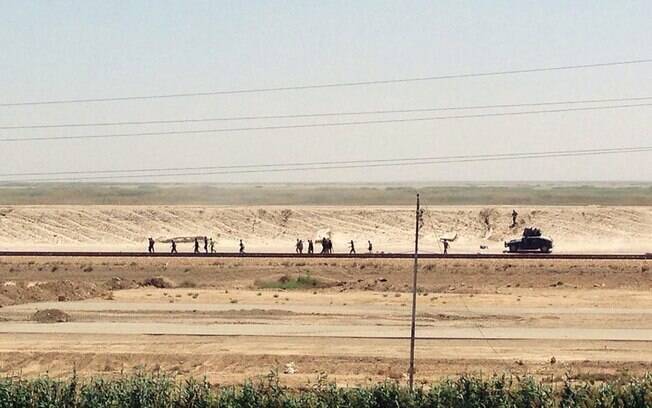 Forças de segurança iraquianas se retiram de Ramadi, a 115 quilômetros a oeste de Bagdá, neste domingo (17)