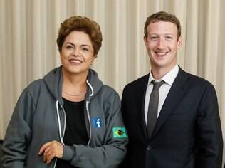 No encontro com Zuckerberg na Cidade do Panamá, Dilma vestiu um agasalho do Facebook e posou para fotos (10/04/2015)