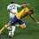 O sueco Sebastian Larsson tromba com Gael Clichy. Foto: Getty Images