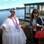 Nívea Stelmann é recebida por uma baiana na Ilha de Comandatuba. Foto: Gisele França/Divulgação