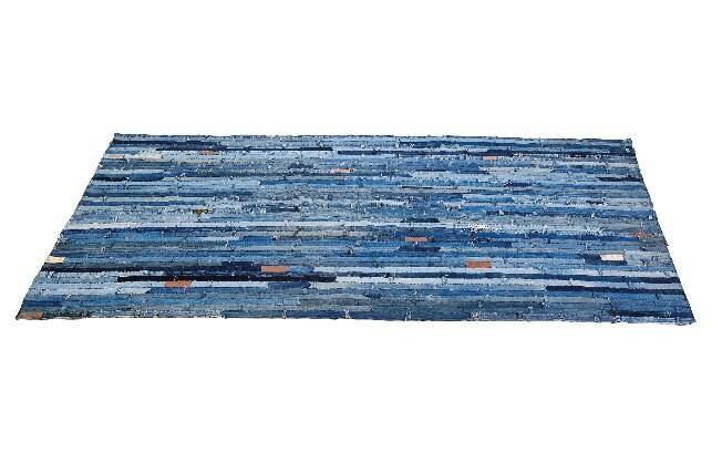 O tapete Denim, da Kare, é confeccionado com retalhos de calças jeans usadas e custa R$ 4.462 (1,70 m x 2,40 m x 0,01 m)