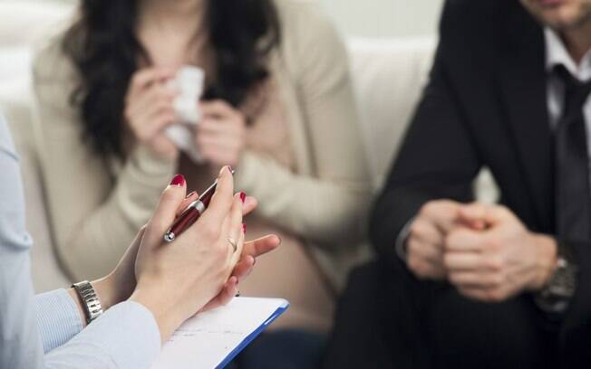 Terapeuta assume papel de mediador e pode ajudar o casal a ouvir um ao outro