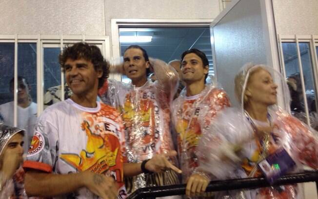 Kuerten se diverte enquanto Nadal observa a chuva que enfrentaria no desfile da Viradouro