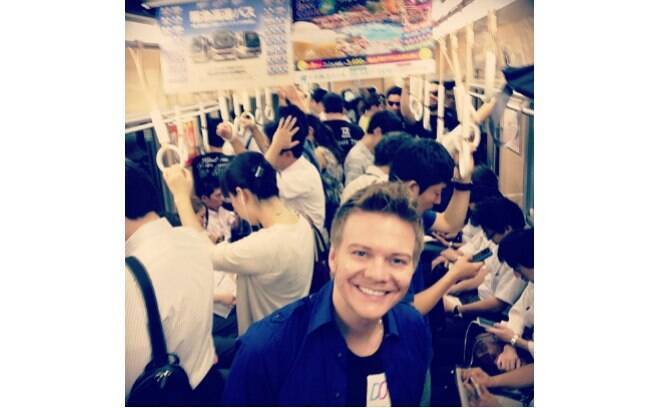 Michel Teló anda de trem no Japão