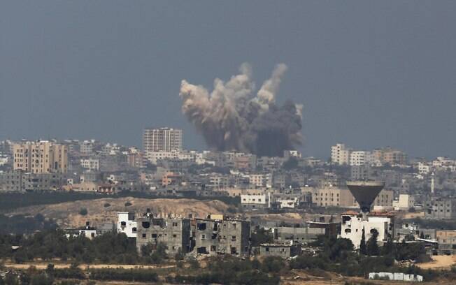 Fumaça toma o céu na Faixa de Gaza após ataque israelense (8/08)