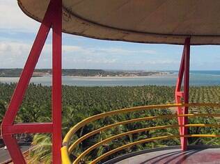 Com R$ 1 o turista consegue subir no mirante e aproveitar a bonita paisagem da Praia do Gunga