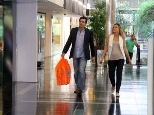 Luciano Szafir passeia com Luhanna em um shopping no Rio, em junho