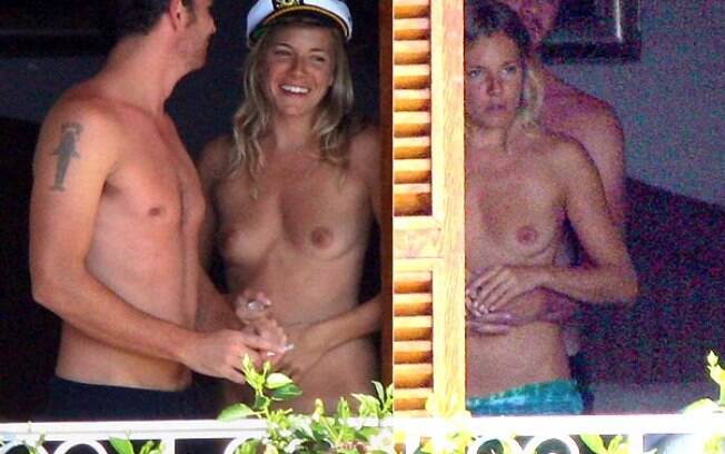 Sienna Miller sempre curte o verão europeu de topless. na foto, ao lado do ex-namorado Balthazar Getty na Itália