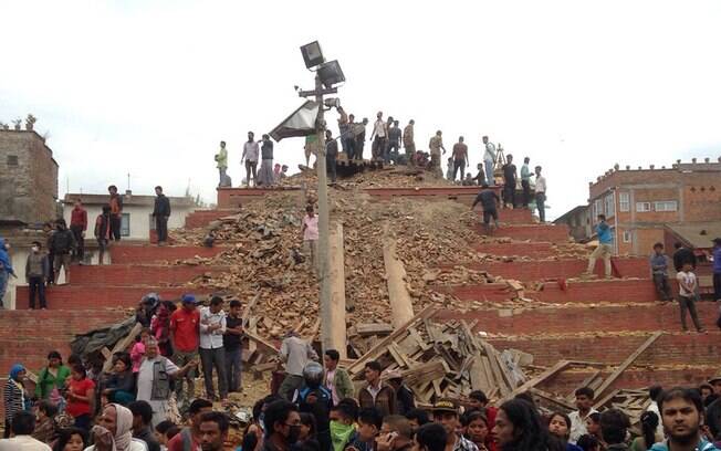 Terremoto de 7,9 de magnitude deixa centenas de mortos no Nepal