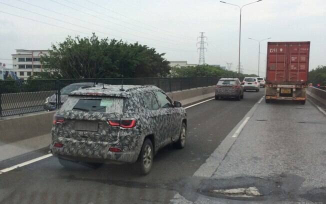 Jeep Compass é flagrado em testes na China, ainda camuflado. Pela imagem, as lanternas serão LED no lugar de lâmpadas