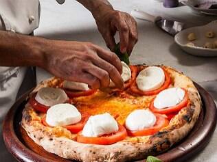 Conheça os segredos para fazer a legítima massa de uma boa pizza