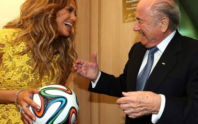 Com o vestido novo, Jennifer Lopez cumprimenta Joseph Blatter, presidente da Fifa