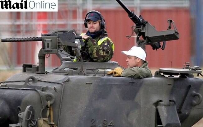 Brad Pitt com o novo visual dentro de um tanque de guerra