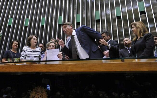 Maria do Rosário não cedeu a palavra ao deputado Jair Bolsonaro e disse que não se renderia a “atitudes intimidatórias”