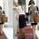 E o que é Deborah Secco no aeroporto? Quanto luxo, riqueza e sofisticação, no vestido de listras e nos acessórios (caros) e poderosos. Um tapa na cara da sociedade!. Foto: AgNews